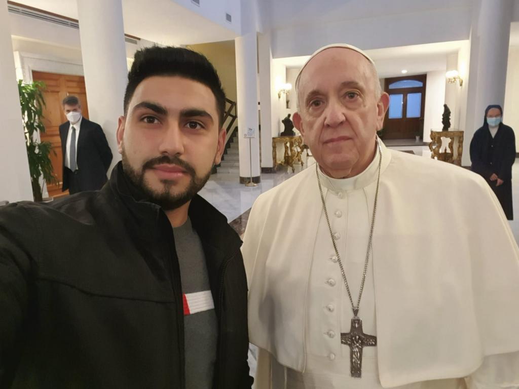 Abans de marxar cap a l'Iraq, el papa Francesc s'ha reunit amb una família cristiana iraquiana que va arribar a Itàlia amb els corredors humanitaris